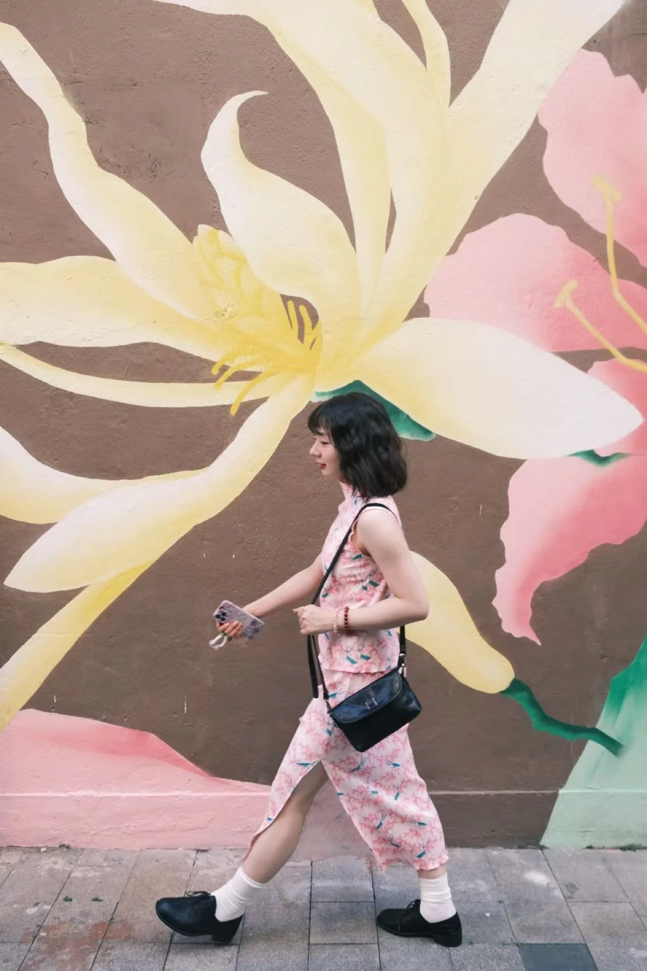 走过花墙的城市漫游照片